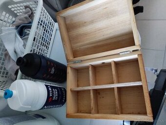 Darujem skrinku na caj a 2 flase