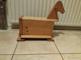 Drevený hupaci konik