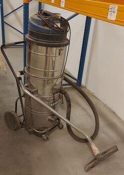 Priemyselný vysávač trojmotorový