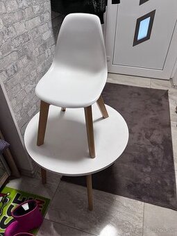 Stolička a stôl. 3-6 ročne dieťa