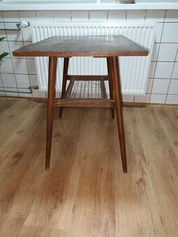 Stolík na televízor