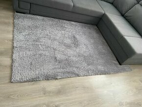 Predám príjemný sivý koberec