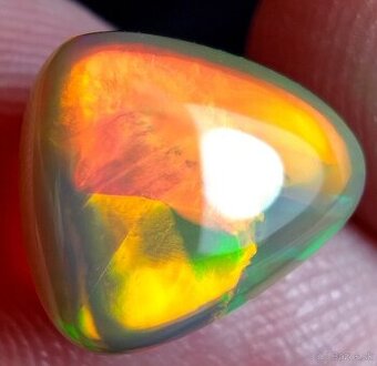 Drahý opál 2,40cts freeform WELO ETIOPIA