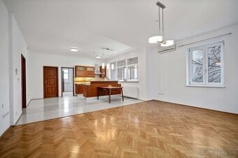 NA PREDAJ - Jedinečný staromestský byt