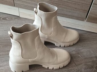 Kremove leskle cizmy velkost 39 Steve Madden