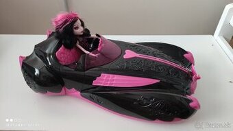 Bábika Monster s autom