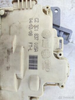 AUDI Q7 - Predný ľavý zámok vnútorný dvery