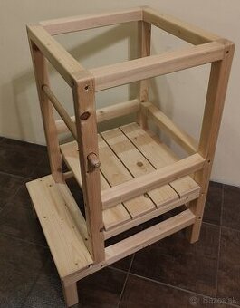 Drevená učiaca veža pre deti
