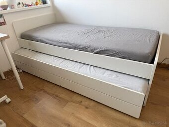 Posteľ s pristelkou aj úložným priestorom.