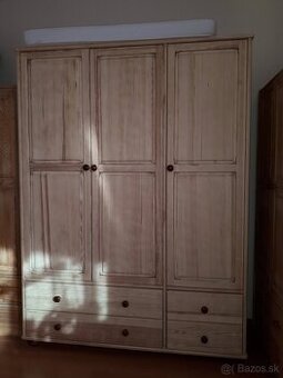 Satnikova skrina. Borovica . 600 €+ dovoz.