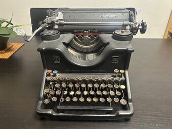 Pisací stroj Olivetti M40 z roku 1930