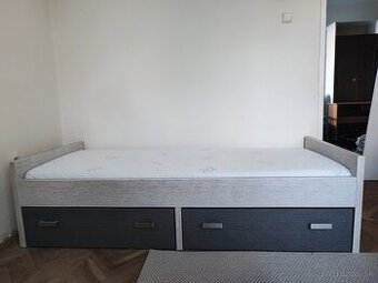 Postel a úložným priestorom