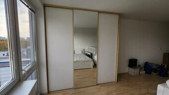 Darujem za odvoz vstavanú skriňu KOMANDOR