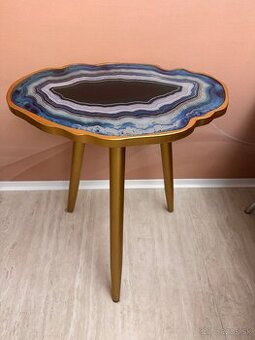 Pekný príričný stolík