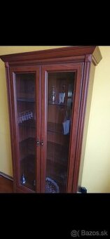 Vitrína so sklenenými poličkami