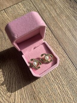 Uplne nove nausnicky Chanel v zlatej farbe v krabicke