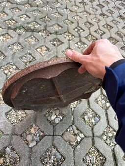 Predám liatinový poklop 420