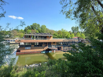 Štýlový houseboat 427 m² v drevenom švajčiarskom dizajne