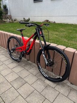 Predám zjazdový bicykel Commencal supreme V4 DH Race