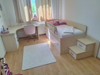 Detská posteľ so stolíkom