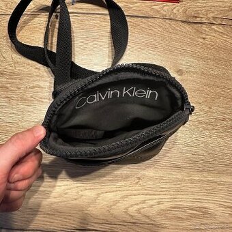 Calvin Klein ľadvinka – čierna, originál