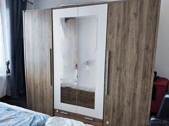 Šatníková skriňa