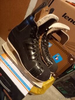 Zimne korcule hokejove