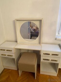 Kozmetický stolík