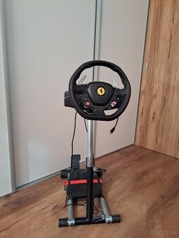 Stojan na volant a pedále