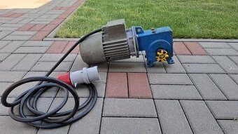 Elektro motor s prevodovkou.