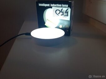 LAMPA NABIJACIA SO SENZOROM POHYBU