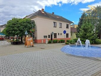 Dom na námestí. Bývanie a podnikanie v jednom.