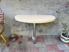 Polkruhový stôl na stenu