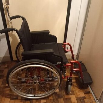 Predám nový skladaci invalidny vozik. Plné kolesá.