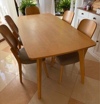 Jedálenský stôl so stoličkami