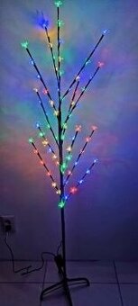 Svietiaca vianočná dekorácia stromček s farebným LED