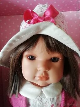 Realisticka babika A. Juan v klobuku 45 cm - 1