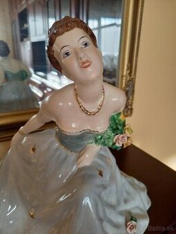 Royal dux klačiaca dáma s kyticou - 1