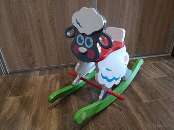 Drevená hojdacia hračka