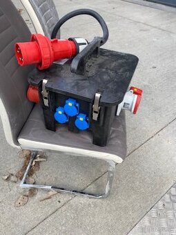 elektrický rozvádzač so zásuvkami