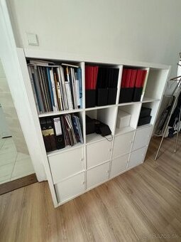 KALLAX policový diel 147×147 cm – biely (s dvierkami)