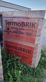 Tehly - zostatok zo stavby