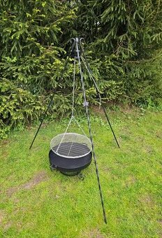 Grill na trojnožke