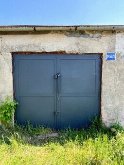 Garáž s elektrikou a pozemkom v osobnom vlastníctve