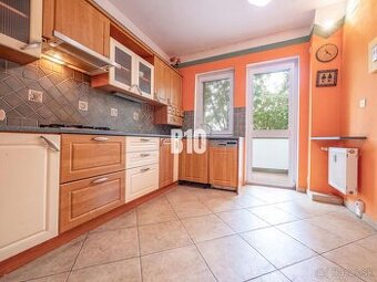 "obklopený zeleňou" veľký 3 izb. byt s balkónom - Nitra, K