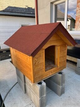 Drevená búda pre stredne veľkého psa