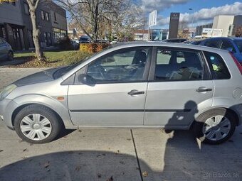 Ford Fiesta 1.4TDCi 50kw - ŤAŽNÉ ZARIADENIE - KLIMATIZÁCIA