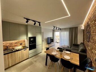 Sarandë - zariadený apartmán, výhľad na more, garážové státi