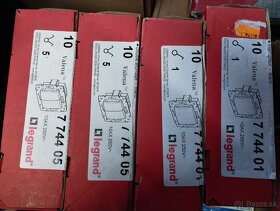 Vypinace Legrand Valena biela