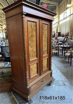 Starožitná policová skriňa